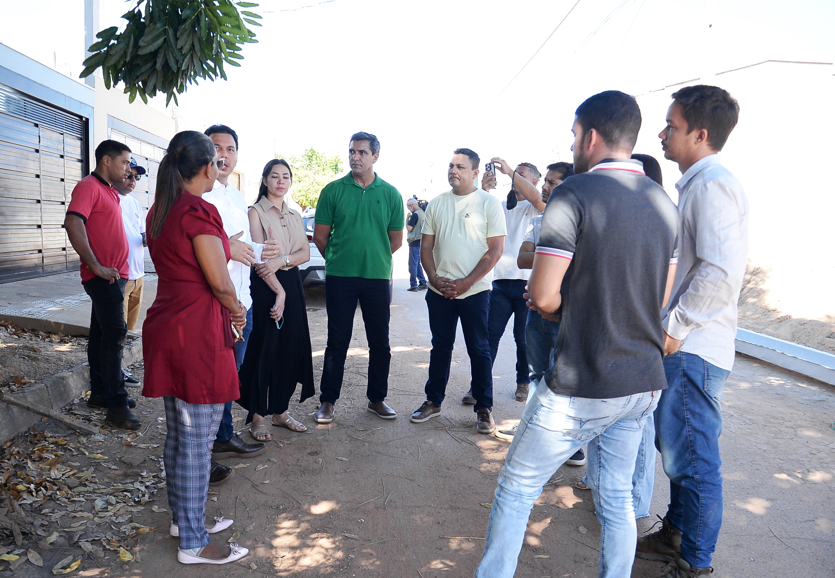 Prefeito Otoniel Teixeira e vice Túlio Viana visitam ruas do bairro Parque da Cidade e anunciam ações de infraestrutura em diálogo com moradores